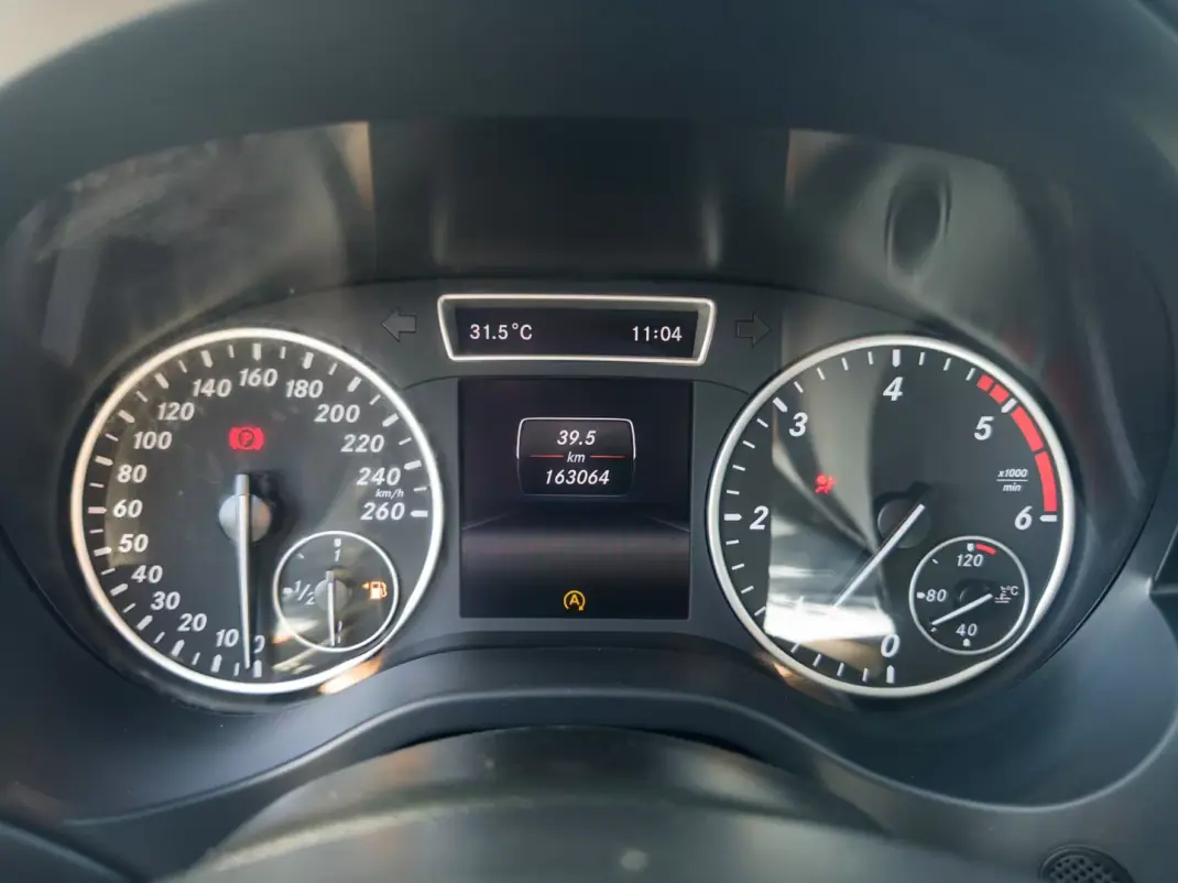 Mercedes-Benz A 180 2015 - 14990 EUR, 163000 km - 163000km - foto 23 de 37