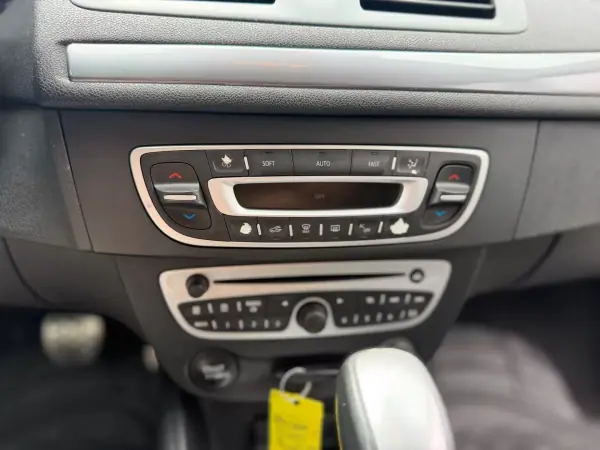 Renault Mégane 2011 - 6990 EUR, 279161 km - AUTO.MOTO.pt - 279161km - foto 15 de 25