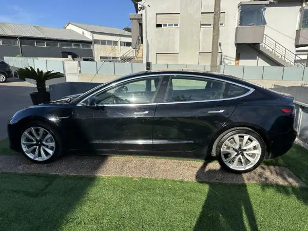 Tesla Model 3 2019 - 19900 EUR, 270000 km - AUTO.MOTO.pt - 270000km - foto 18 de 53