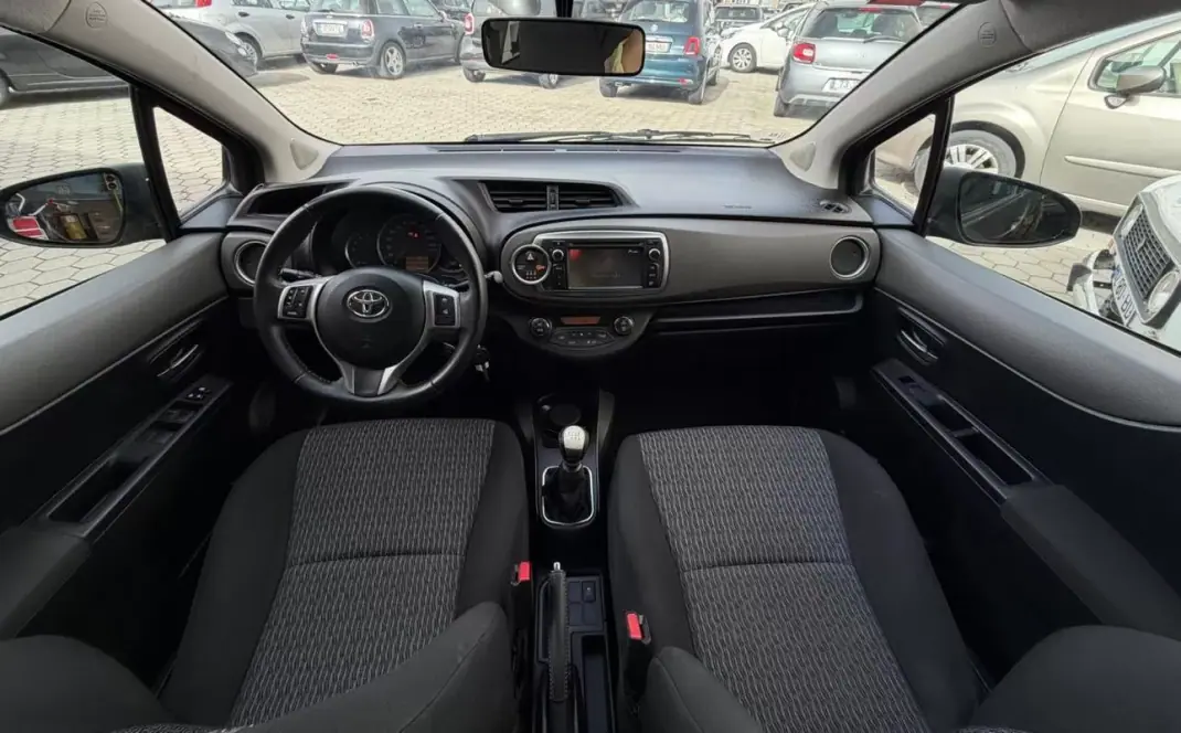 Toyota Yaris 2014 - 13500 EUR, 125000 km - AUTO.MOTO.pt - 125000km - foto 18 de 21