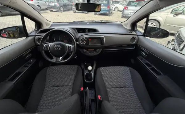 Toyota Yaris 2014 - 13500 EUR, 125000 km - AUTO.MOTO.pt - 125000km - foto 18 de 21