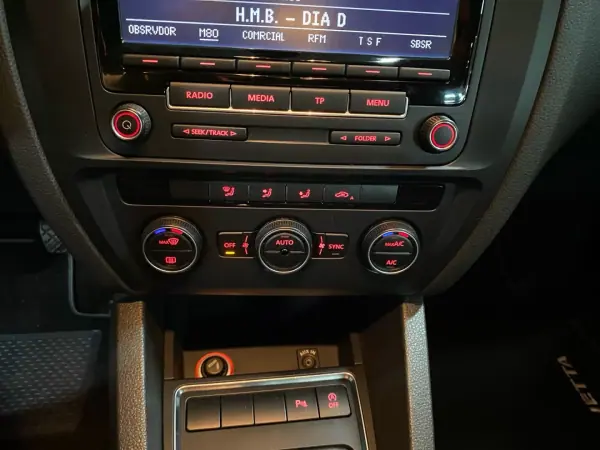 Volkswagen Jetta 2015 - 8950 EUR, 305000 km - AUTO.MOTO.pt - 305000km - foto 13 de 20