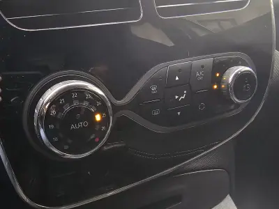 Renault Zoe 2019 - 7850 EUR, 130850 km - AUTO.MOTO.pt - 130850km - foto 14 de 22