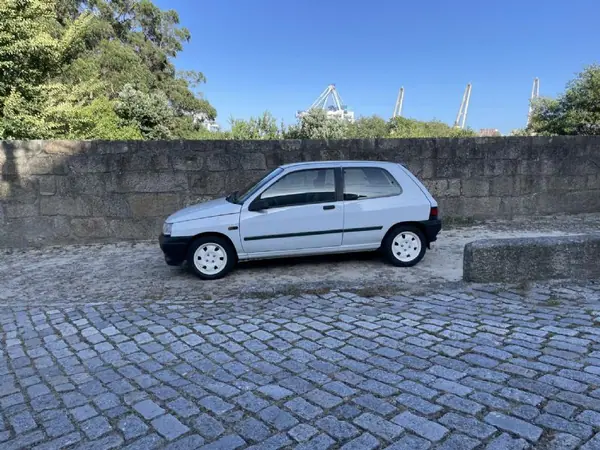 Renault Clio 1993 - 3900 EUR, 283000 km - AUTO.MOTO.pt - 283000km - foto 16 de 39