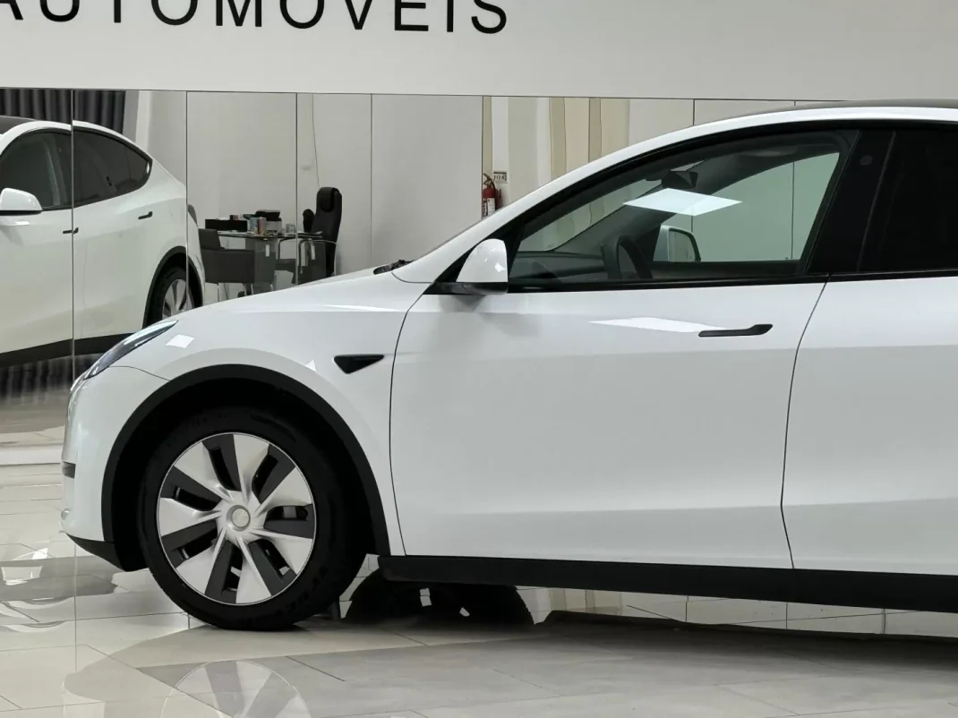 Tesla Model Y 2022 - 34890 EUR, 49800 km - AUTO.MOTO.pt - 49800km - foto 15 de 32