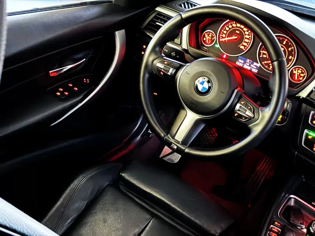 BMW 318 2013 - 16990 EUR, 249800 km - AUTO.MOTO.pt - 249800km - foto 31 de 38