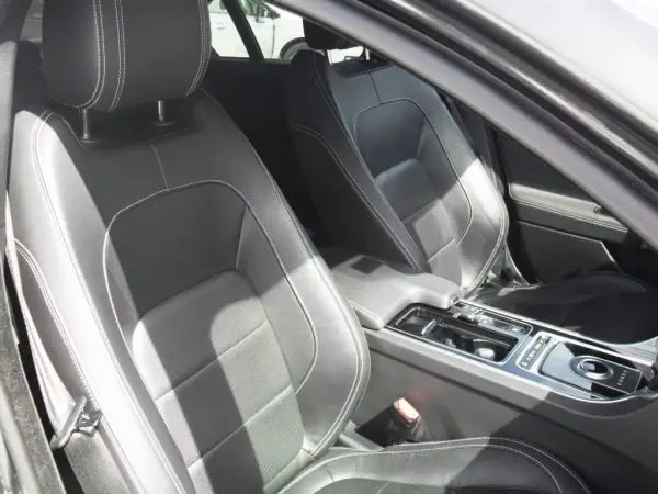 Jaguar XE 2017 - 25950 EUR, 59977 km - AUTO.MOTO.pt - 59977km - foto 10 de 35