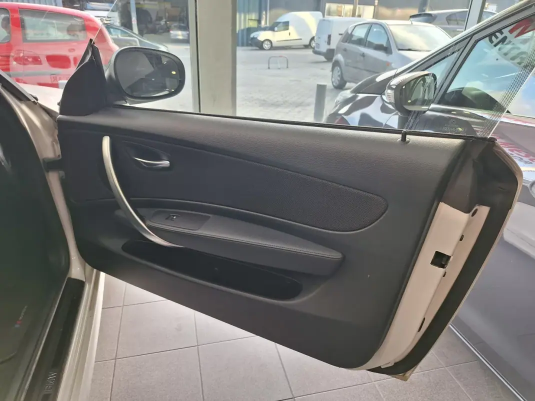 BMW 118 2011 - 11900 EUR, 243000 km - 243000km - foto 4 de 22