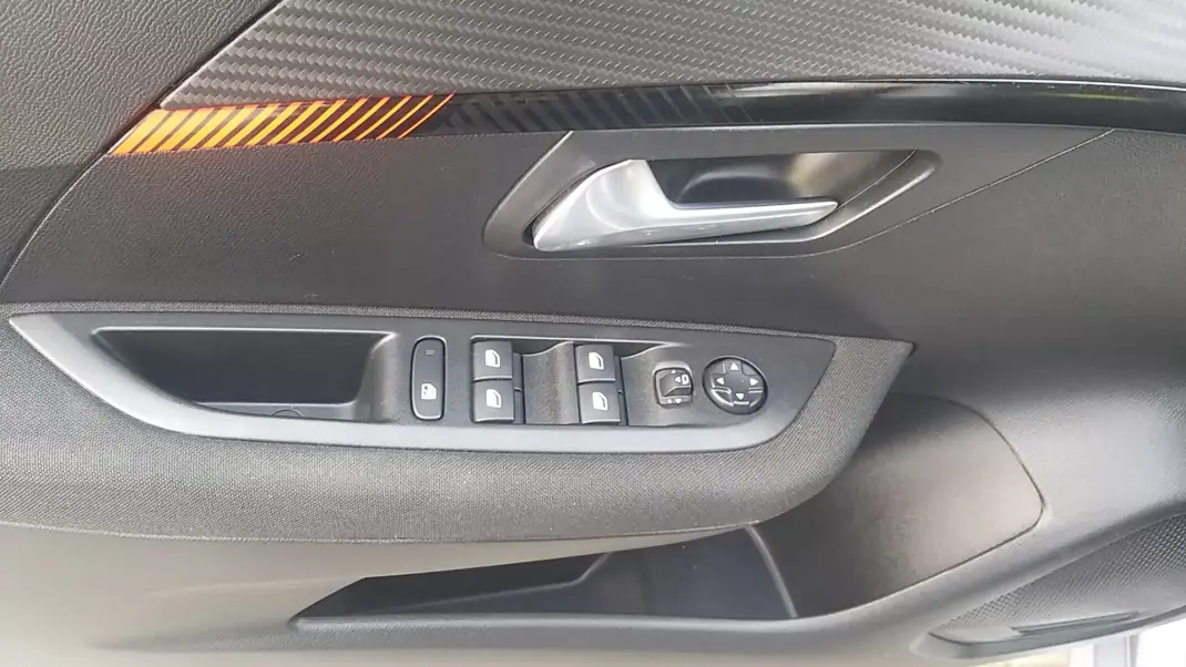 Peugeot 208 2022 - 13565 EUR, 63583 km - AUTO.MOTO.pt - 63583km - foto 21 de 37