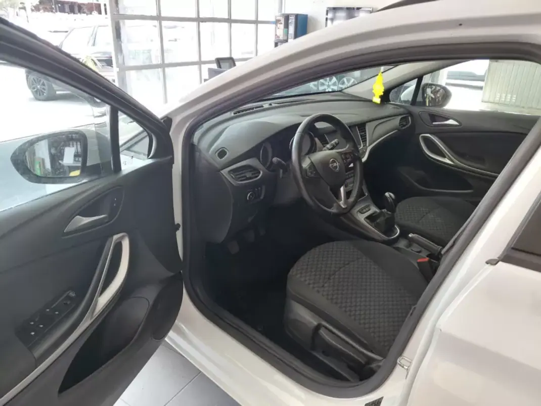 Opel Astra Sports Tourer 2020 - 12900 EUR, 137000 km - 137000km - foto 8 de 19
