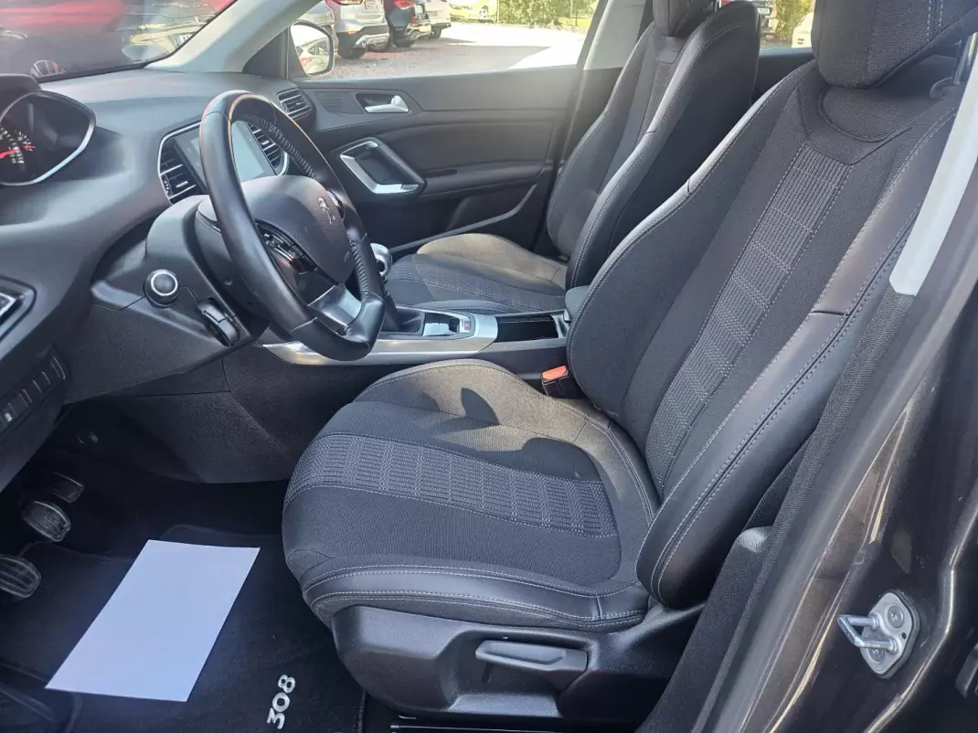 Peugeot 308 2018 - 13200 EUR, 61900 km - 61900km - foto 10 de 37