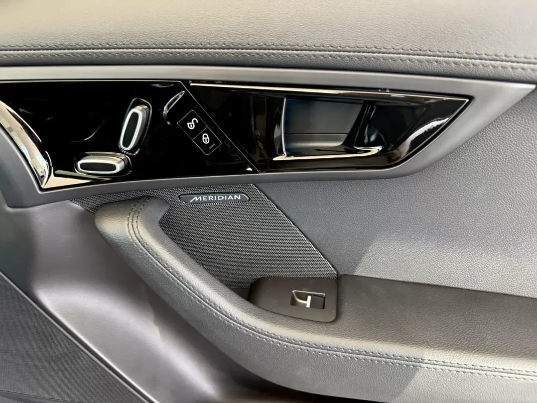 Jaguar F-Type 2018 - 46000 EUR, 64300 km - AUTO.MOTO.pt - 64300km - foto 99 de 135