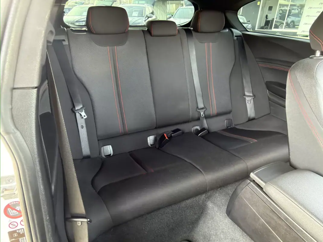 BMW 114 2015 - 11500 EUR, 241000 km - AUTO.MOTO.pt - 241000km - foto 15 de 20