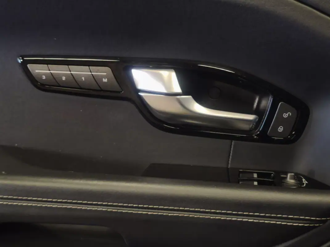 Land Rover Range Rover Evoque 2015 - 20990 EUR, 167316 km - AUTO.MOTO.pt - 167316km - foto 20 de 31