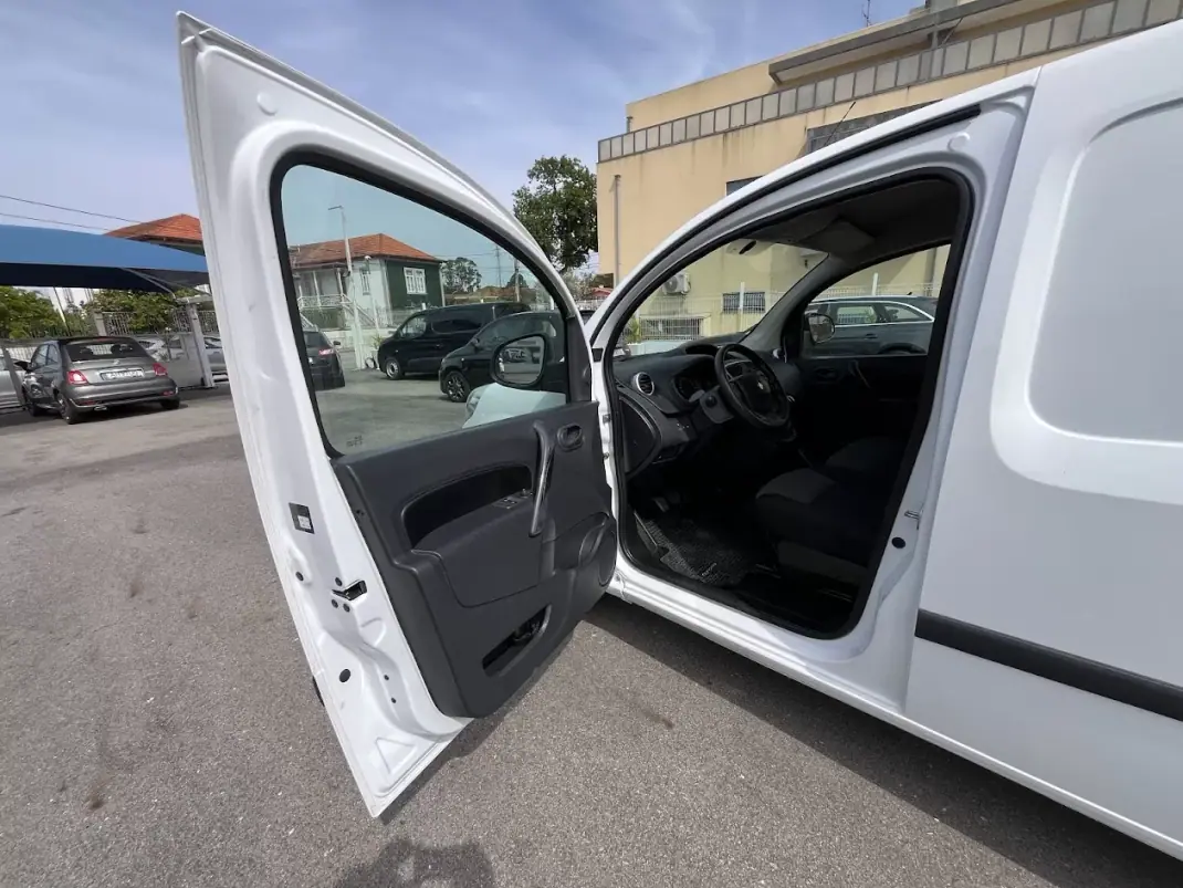 Renault Kangoo 1.5 DCi Maxi 2021 - 13250 EUR, 125000 km - AUTO.MOTO.pt - 125000km - foto 21 de 39