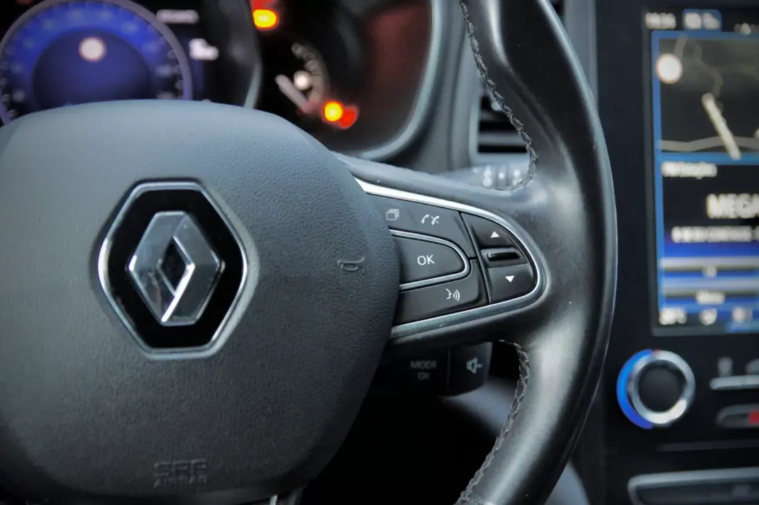 Renault Mégane 2019 - 13990 EUR, 167000 km - AUTO.MOTO.pt - 167000km - foto 19 de 33