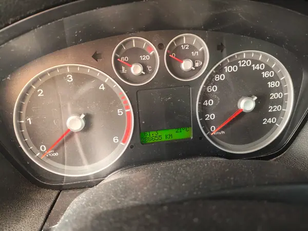 Ford Focus SW 2006 - 2800 EUR, 288800 km - AUTO.MOTO.pt - 288800km - foto 6 de 9