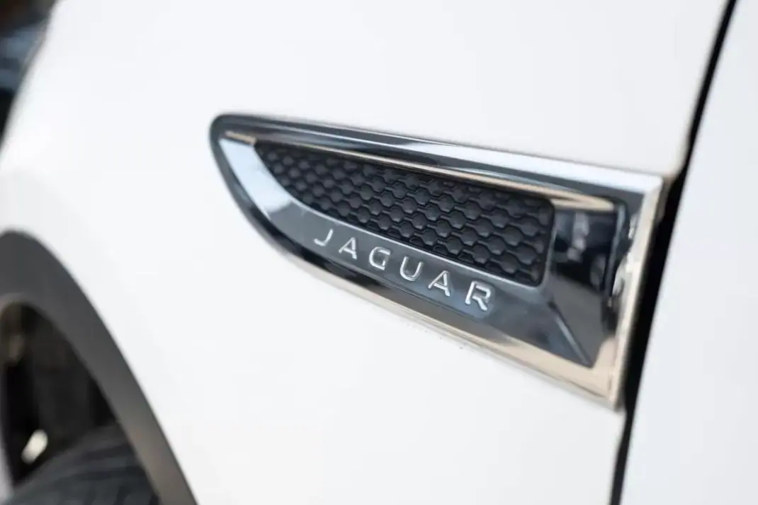 Jaguar E-Pace 2018 - 23900 EUR, 128980 km - 128980km - foto 9 de 29