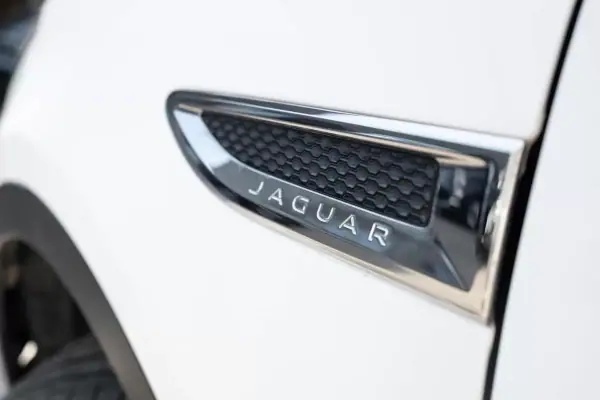 Jaguar E-Pace 2018 - 22900 EUR, 128980 km - AUTO.MOTO.pt - 128980km - foto 9 de 29