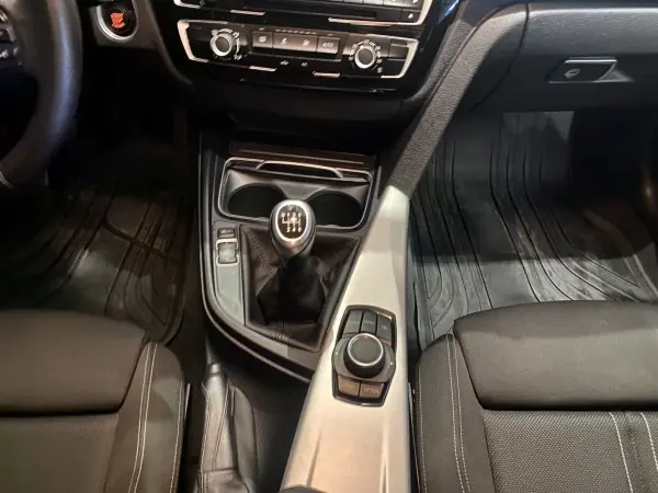 BMW 318 2017 - 17900 EUR, 215000 km - AUTO.MOTO.pt - 215000km - foto 10 de 12