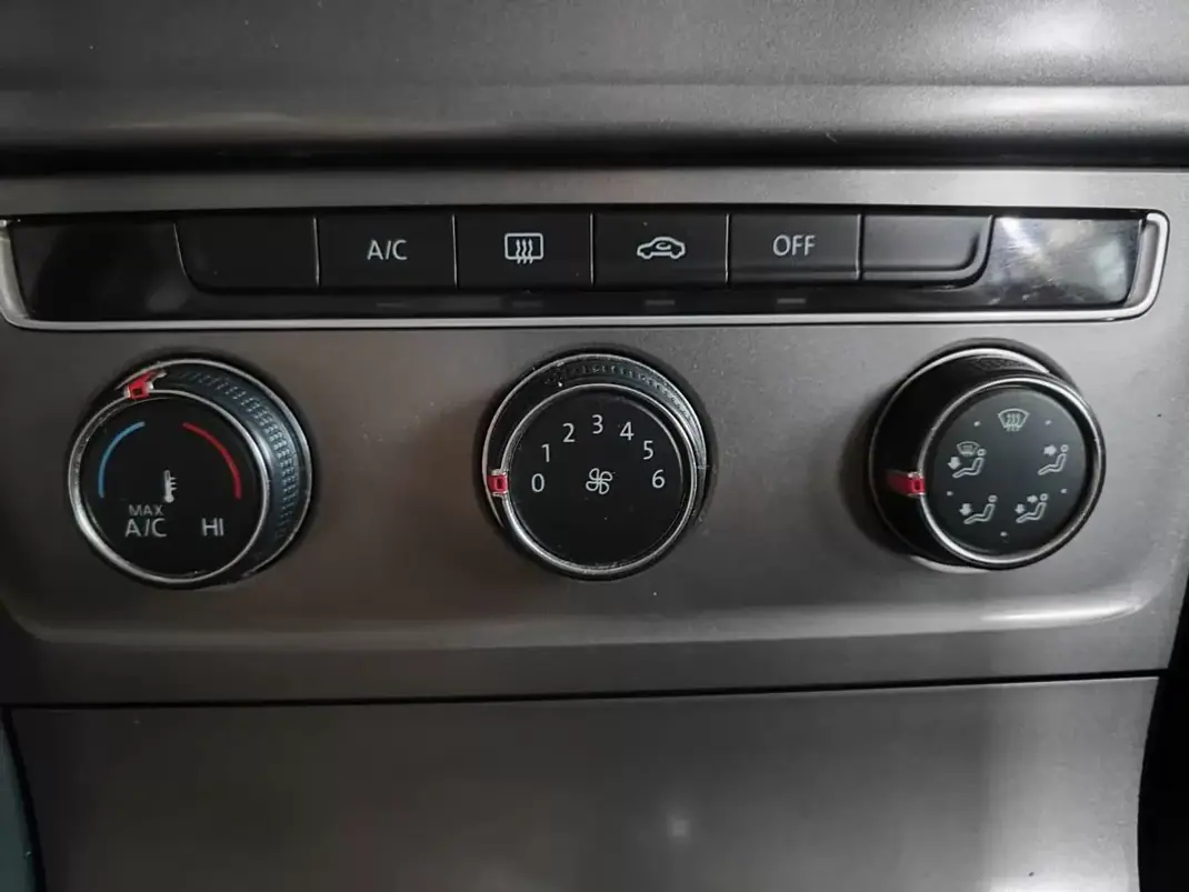 Volkswagen Golf 2013 - 10750 EUR, 198000 km - AUTO.MOTO.pt - 198000km - foto 28 de 34