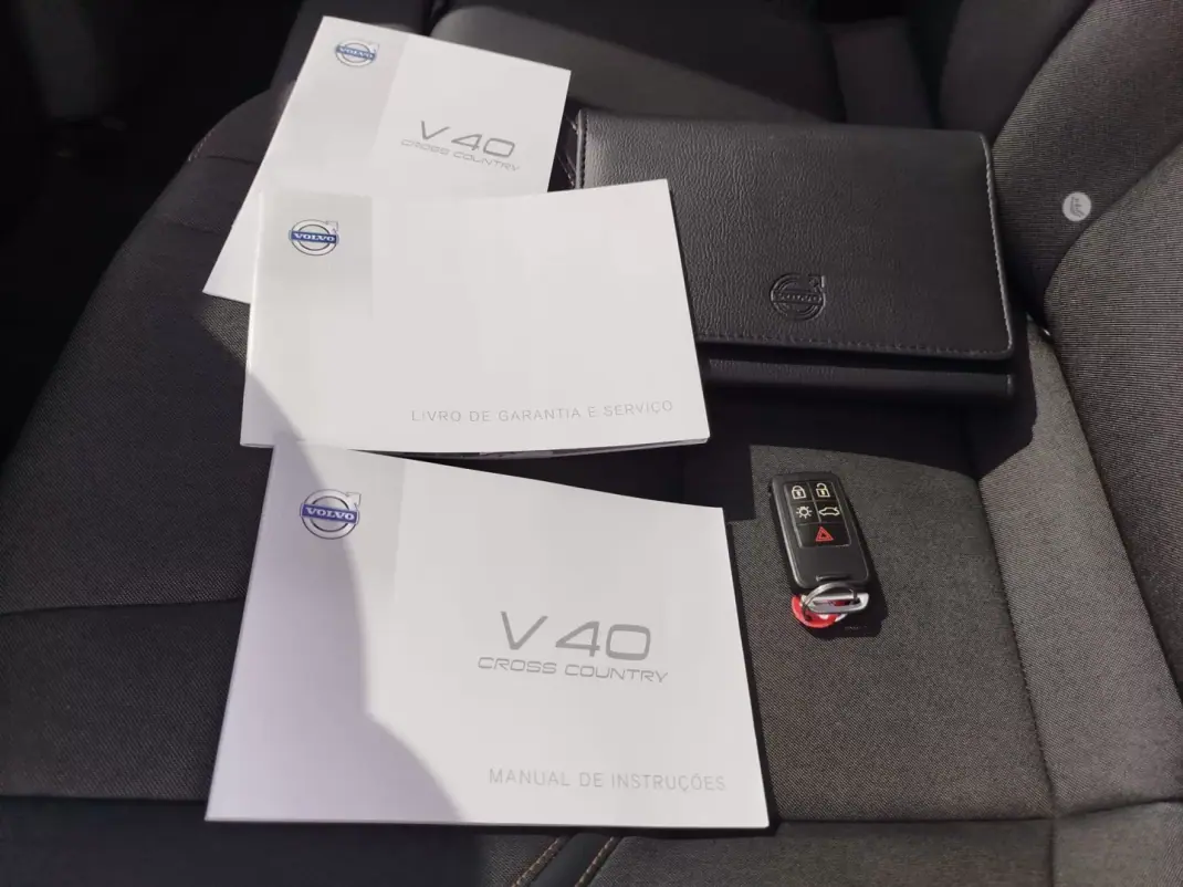 Volvo V40 Cross Country 2014 - 13950 EUR, 143620 km - AUTO.MOTO.pt - 143620km - foto 16 de 19