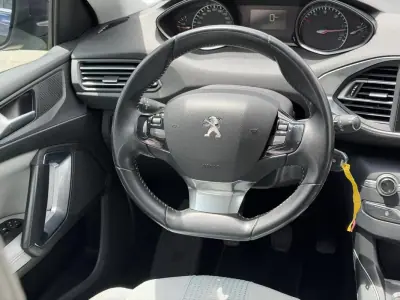 Peugeot 308 2020 - 13900 EUR, 100002 km - AUTO.MOTO.pt - 100002km - foto 10 de 21