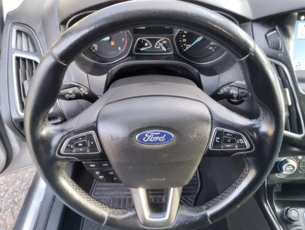 Ford Focus 2018 - 9999 EUR, 160000 km - AUTO.MOTO.pt - 160000km - foto 27 de 30