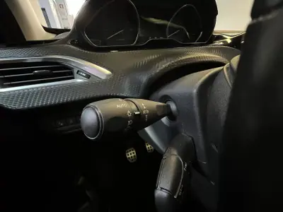 Peugeot 208 2016 - 9990 EUR, 99000 km - AUTO.MOTO.pt - 99000km - foto 37 de 46