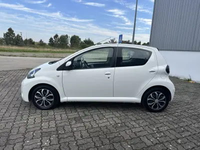 Toyota Aygo 2012 - 8290 EUR, 121000 km - AUTO.MOTO.pt - 121000km - foto 8 de 16