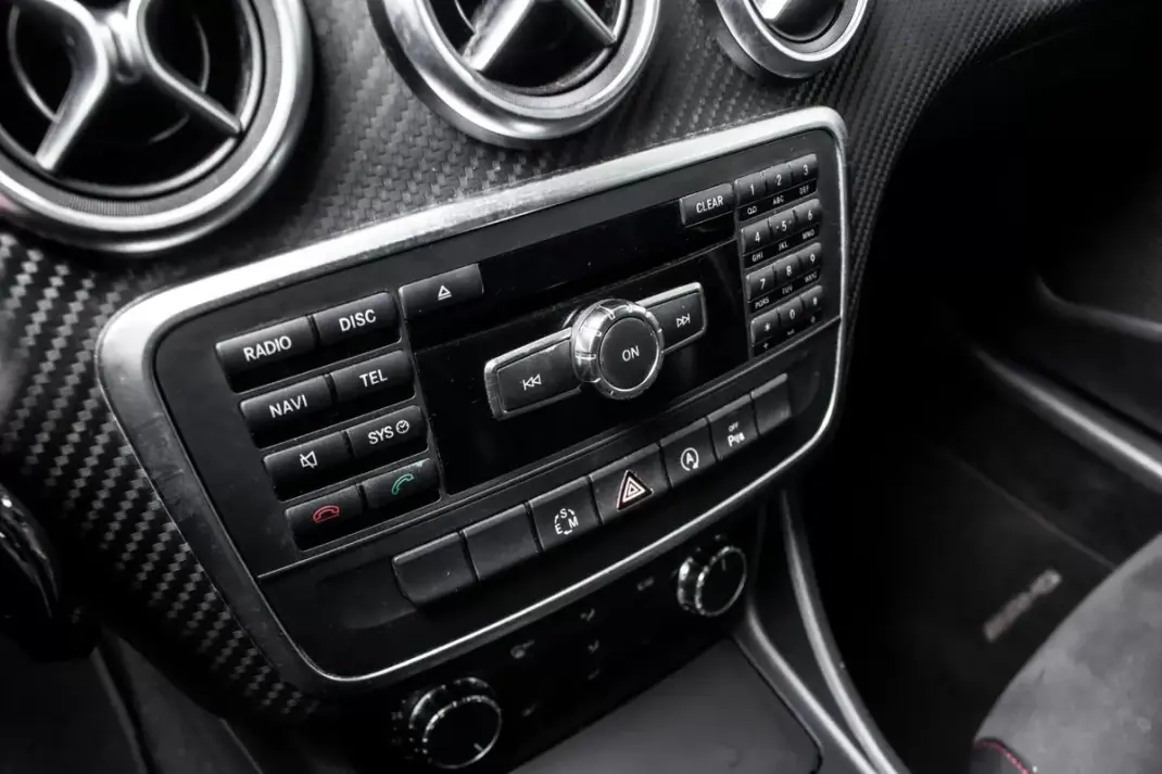 Mercedes-Benz A 180 2015 - 13990 EUR, 263650 km - AUTO.MOTO.pt - 263650km - foto 18 de 34