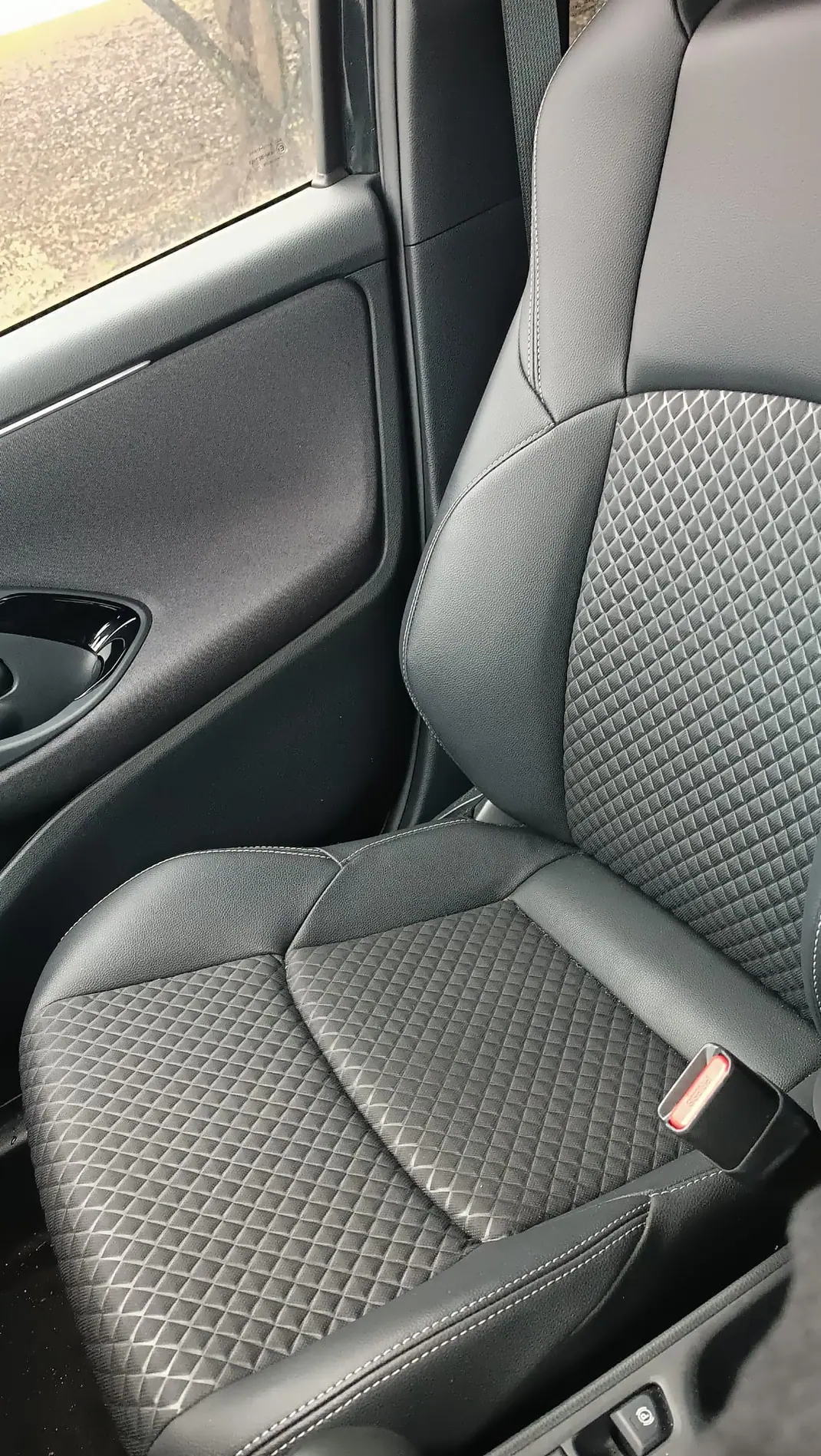 Toyota Yaris 2024 - 28000 EUR, 7870 km - AUTO.MOTO.pt - 7870km - foto 5 de 7