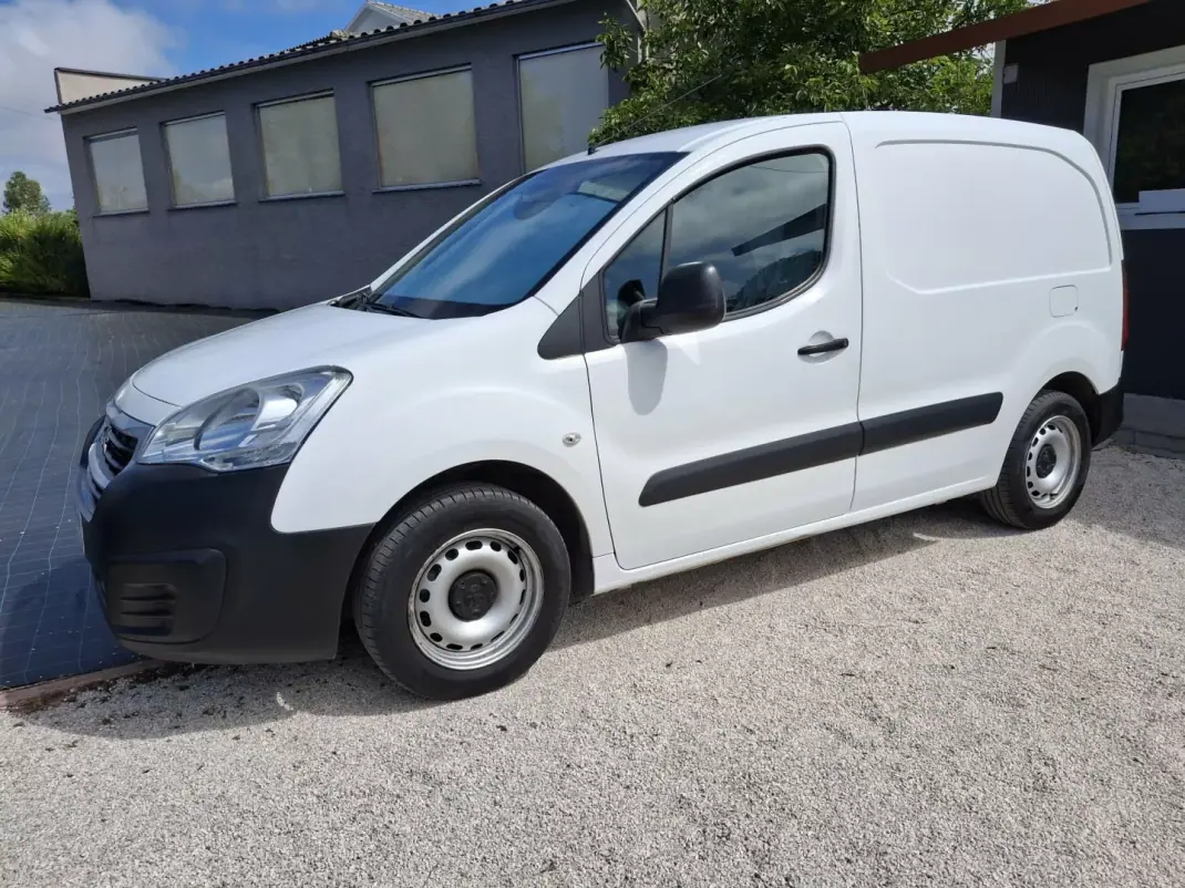 Peugeot PARTNER GIRAFON 2018 - 9990 EUR, 295321 km - AUTO.MOTO.pt - 295321km - foto 1 de 13