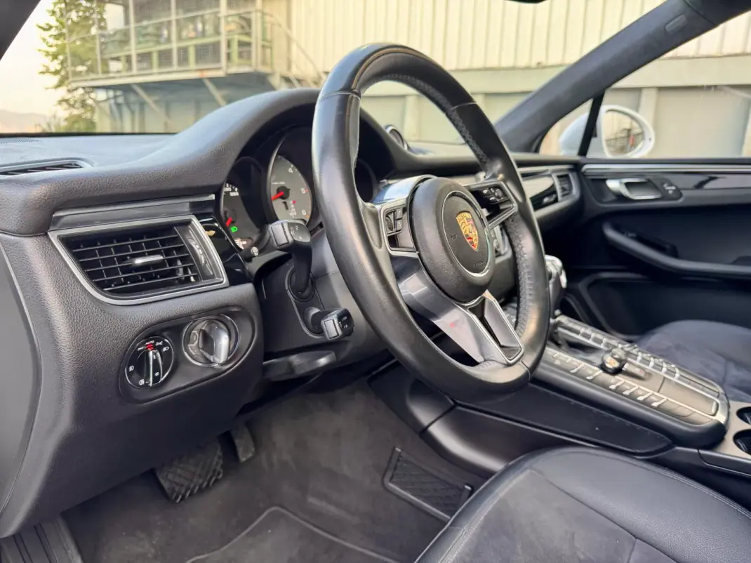 Porsche Macan 2016 - 45990 EUR, 132000 km - AUTO.MOTO.pt - 132000km - foto 24 de 34