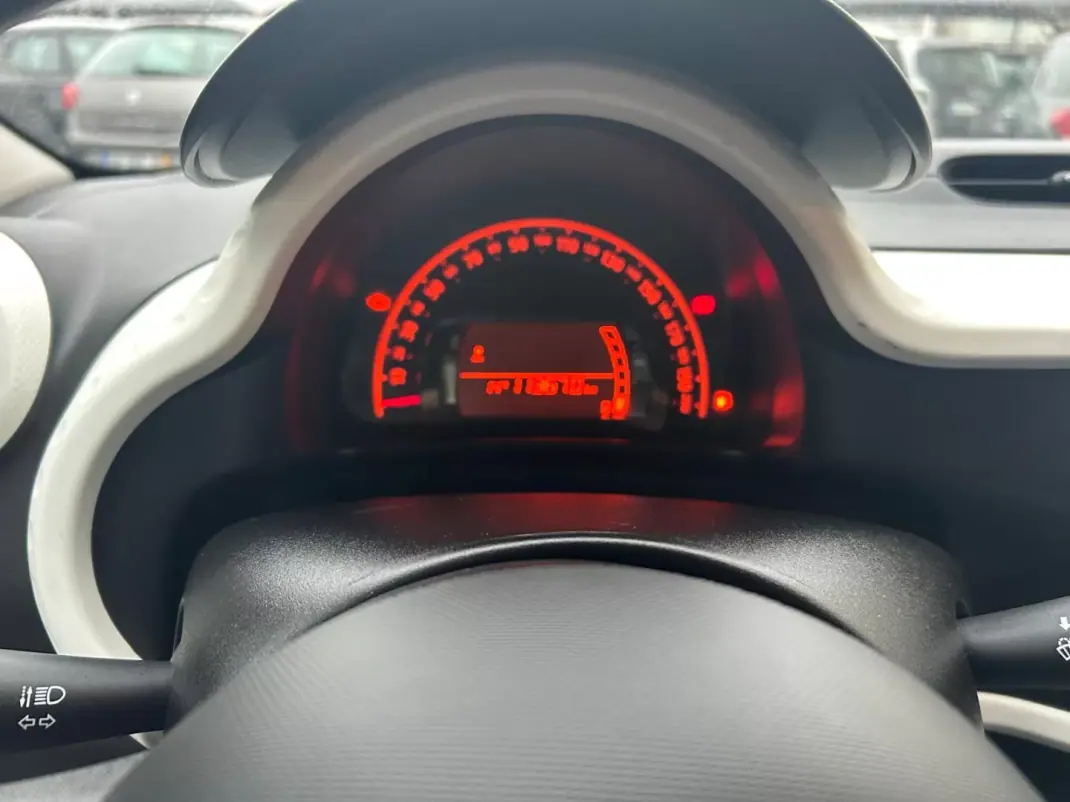 Renault Twingo 2018 - 10500 EUR, 113670 km - AUTO.MOTO.pt - 113670km - foto 11 de 18