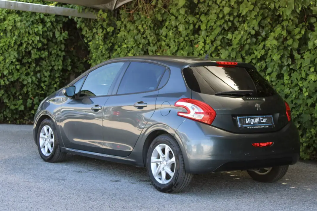 Peugeot 208 2013 - 7900 EUR, 110000 km - 110000km - foto 10 de 15
