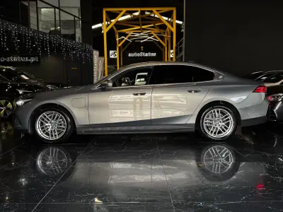 BMW 530e 2025 - 57990 EUR, 22000 km - AUTO.MOTO.pt - 22000km - foto 9 de 37