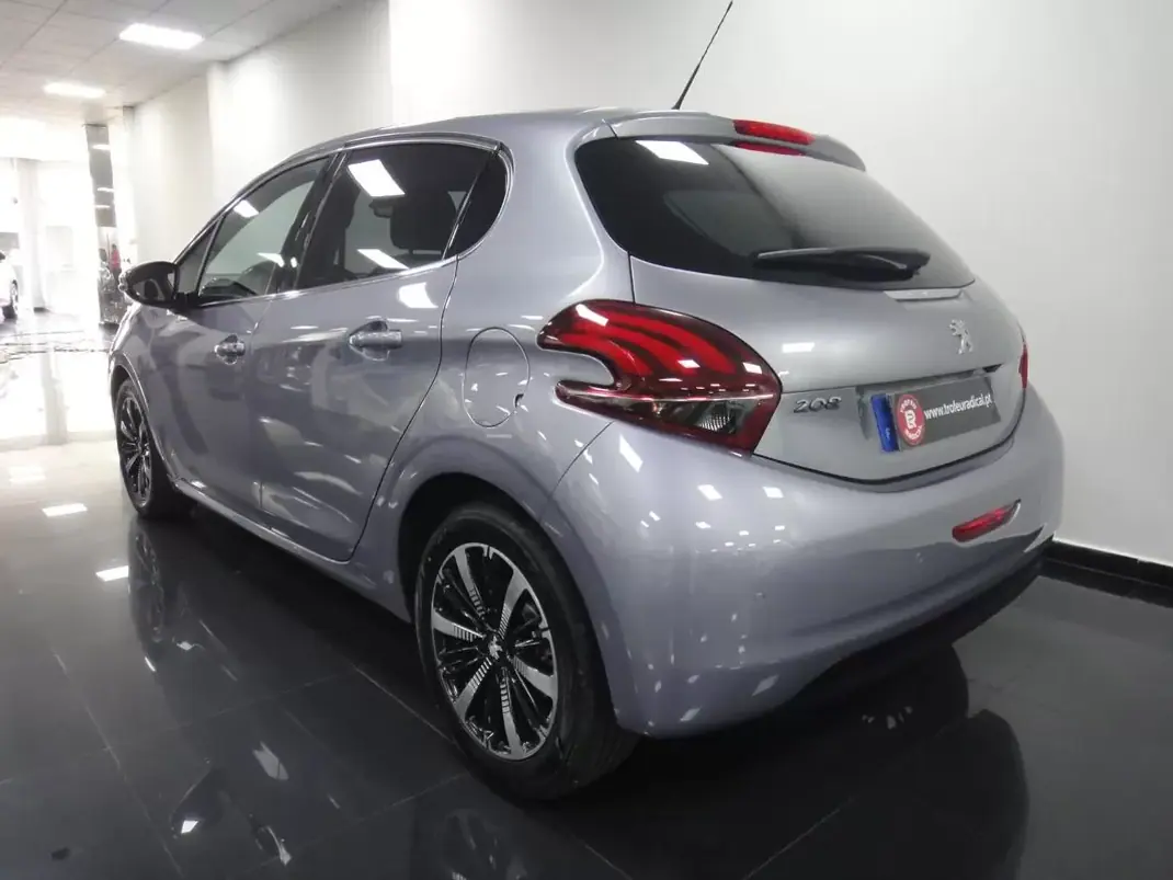 Peugeot 208 2019 - 11490 EUR, 71000 km - 71000km - foto 20 de 24