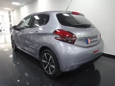 Peugeot 208 2019 - 11490 EUR, 71000 km - AUTO.MOTO.pt - 71000km - foto 20 de 24