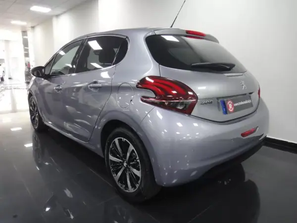 Peugeot 208 2019 - 11490 EUR, 71000 km - AUTO.MOTO.pt - 71000km - foto 20 de 24