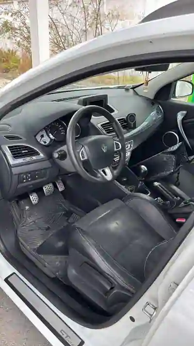 Renault Mégane Sport Tourer 2011 - 4999 EUR, 257000 km - AUTO.MOTO.pt - 257000km - foto 8 de 15