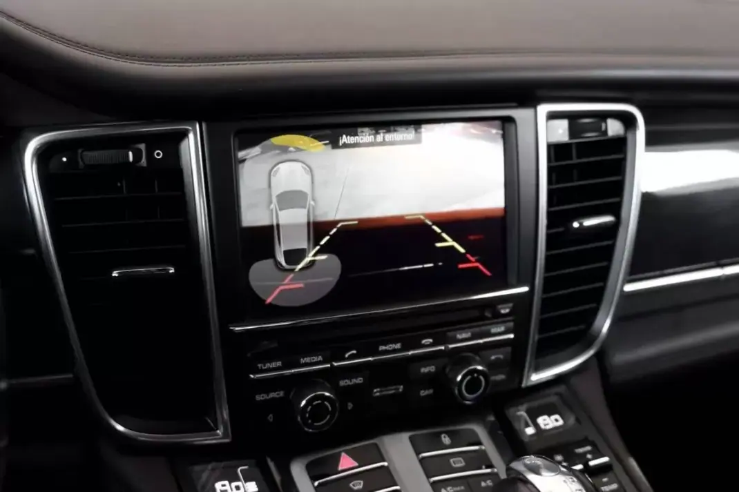 Porsche Panamera 2012 - 42500 EUR, 169168 km - AUTO.MOTO.pt - 169168km - foto 12 de 17