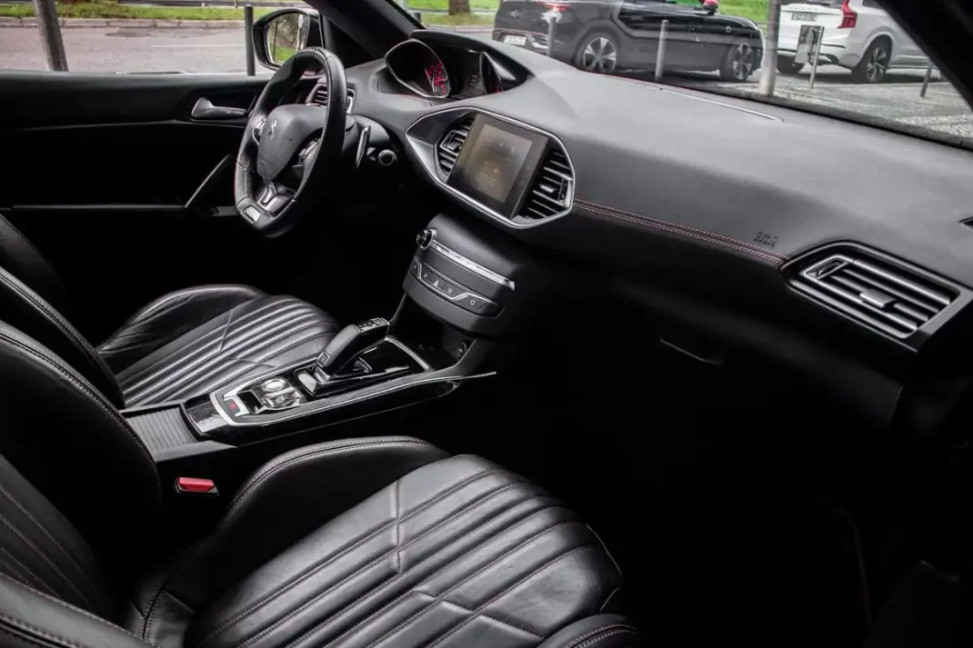 Peugeot 308 2020 - 17990 EUR, 142466 km - AUTO.MOTO.pt - 142466km - foto 27 de 45