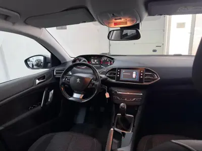 Peugeot 308 2017 - 10990 EUR, 131446 km - AUTO.MOTO.pt - 131446km - foto 15 de 21