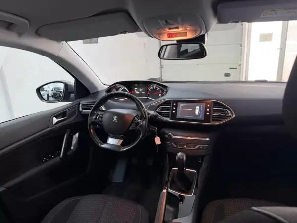 Peugeot 308 2017 - 10990 EUR, 131446 km - AUTO.MOTO.pt - 131446km - foto 15 de 21