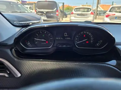 Peugeot 208 2018 - 9500 EUR, 92000 km - AUTO.MOTO.pt - 92000km - foto 12 de 16