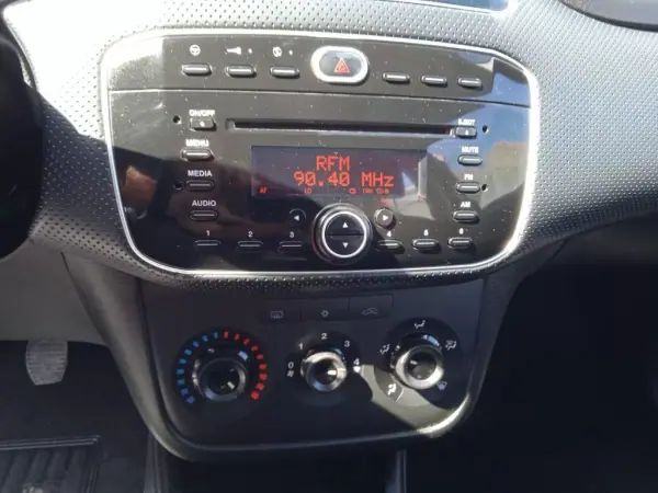 Fiat Punto Evo 2011 - 5490 EUR, 240107 km - AUTO.MOTO.pt - 240107km - foto 8 de 9