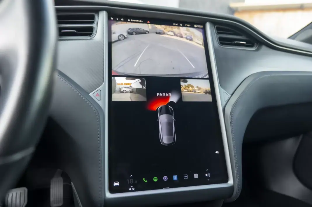 Tesla Model S 2018 - 26900 EUR, 119000 km - AUTO.MOTO.pt - 119000km - foto 23 de 25