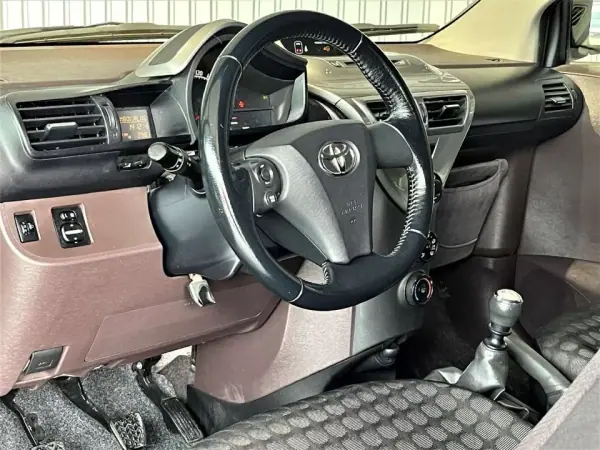 Toyota iQ 2009 - 7750 EUR, 167000 km - AUTO.MOTO.pt - 167000km - foto 19 de 32