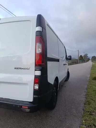 Renault Trafic 2015 - 9450 EUR, 236000 km - AUTO.MOTO.pt - 236000km - foto 2 de 4